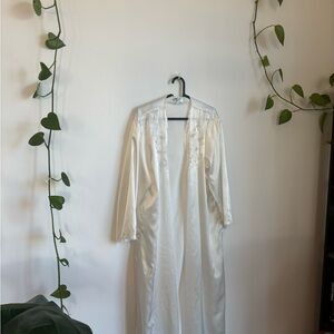 100% Silk Vintage White Lace Trim Robe
